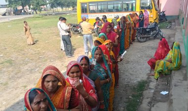 घूंघट की ओट से वोट की चोट: आधी आबादी ने लिखा लोकतंत्र की नई कहानी