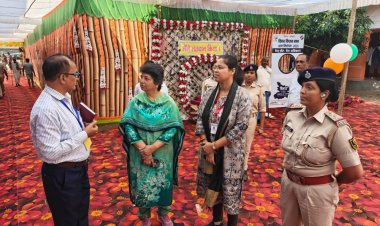 मॉडल बूथ बना लोकतंत्र का उत्सव स्थल, रेड कार्पेट एंट्री और सजावट से खिले मतदाताओं के चेहरे