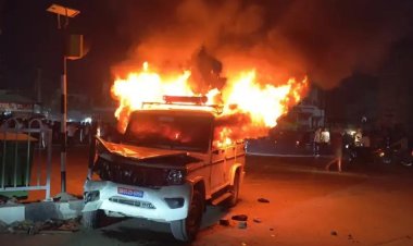 स्कार्पियों को बचाने के चक्कर में सर्किल इंस्पेक्टर की गाड़ी ने बाइक सवार युवकों को मारी टक्कर, उग्र लोगों ने लगाई पुलिस वैन में आग पुलिस ने की लाठीचार्ज