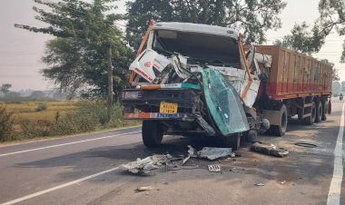 ओवरटेक करने के प्रयास में दुर्घटनाग्रस्त हुई बालू लदी डंपर, चालक व सह चालक जख्मी