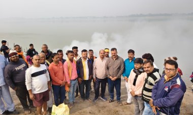 वरिष्ठ पत्रकार संतोष कुमार सिंह के निधन पर सहकर्मियों ने नम आंखों से दी अंतिम विदाई