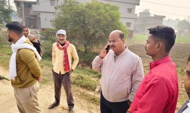 डुमरांव विधायक पहुंचे नुआंव, दिवंगत पत्रकार संतोष सिंह के परिजनों से मिल व्यक्त किया शोक