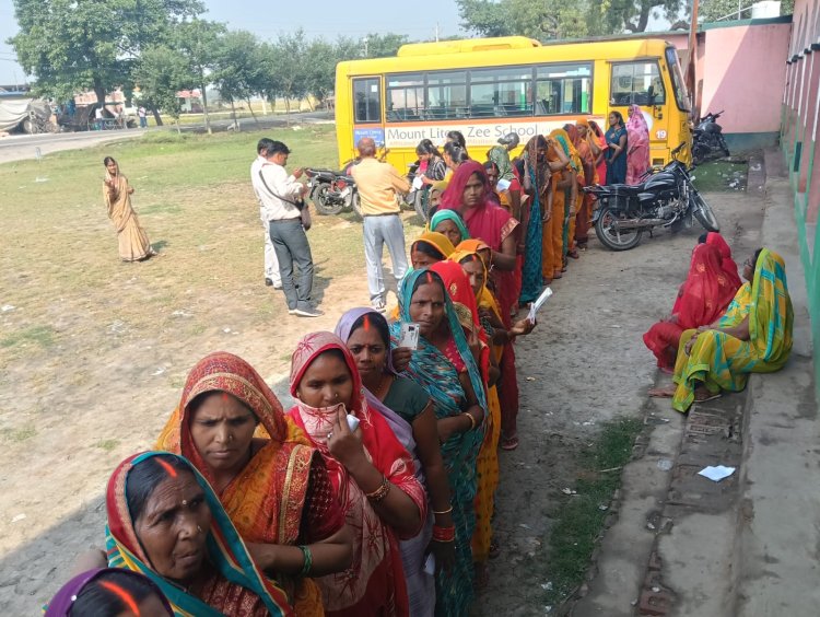 घूंघट की ओट से वोट की चोट: आधी आबादी ने लिखा लोकतंत्र की नई कहानी