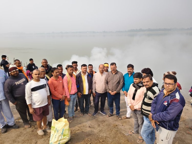 वरिष्ठ पत्रकार संतोष कुमार सिंह के निधन पर सहकर्मियों ने नम आंखों से दी अंतिम विदाई