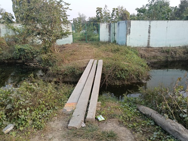 पाइप बिछाने के बाद छोड़े गड्ढे बने मुसीबत, ग्रामीणों ने बीडीओ, एसडीओ से की शिकायत