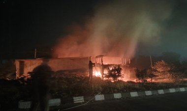 मध्यरात्रि फोरलेन पर सीमेंट लदी ट्रेलर में अचानक लगी आग, पुलिस की फुर्ती से बची सैकड़ों जिंदगियां