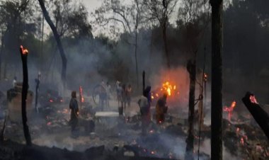 खेत गए चार परिवारों के घरों में भीषण आग, सभी के आशियाना राख