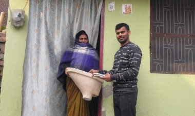 डुमरांव को ओडीएफ बनाने की मुहिम तेजः ब्रांड एम्बेसडर अजय राय ने जरूरतमंद परिवार को शौचालय सीट सौंप दी सौगात