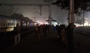 डुमरांव स्टेशन की लापरवाही उजागर: तकनीकी खामी ने डेढ़ घंटे तक यात्रियों को अंधेरे में छोड़ा