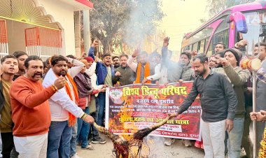 बांग्लादेश में हिंदुओं पर अत्याचार के विरोध में डुमरांव में बिहिप व बजरंग दल ने आक्रोश मार्च निकाल फूंका पुतला