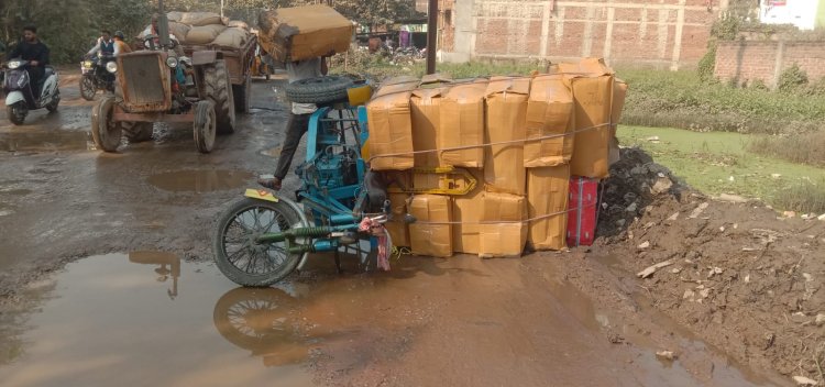 एनएच-120 बना हादसों का हॉटस्पॉट, डुमरांव में सड़क टूटने से बेकाबू हुई दुर्घटनाएं, लोगों में फूटा गुस्सा