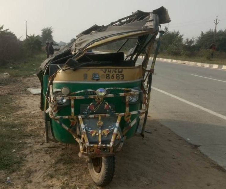 एनएच 922 पर भीषण टक्कर, ऑटो पलटा, आधा दर्जन लोग जख्मी, तीन माह का मासूम भी घायल
