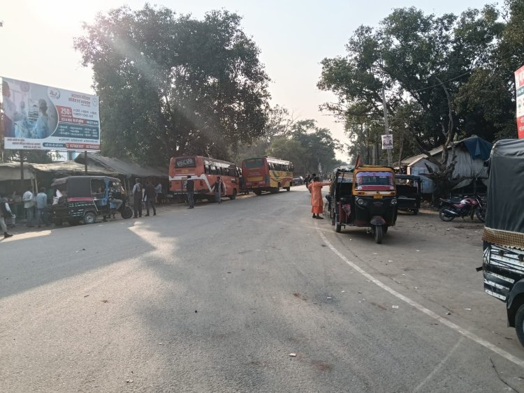 सड़क जाम-बढ़ती भीड़ और दुर्घटनाओं से परेशान प्रशासन अब चौसा में चलायेगी बुलडोजर