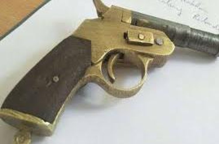 भरौली गोलंबर पर पुलिस की बड़ी कार्रवाई: एर्टिगा से देशी कट्टा बरामद, तीन गिरफ्तार, दो फरार