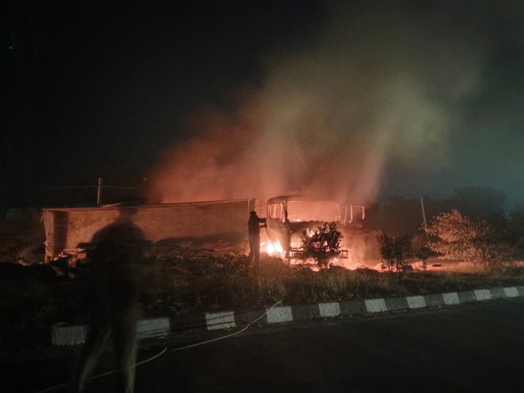 मध्यरात्रि फोरलेन पर सीमेंट लदी ट्रेलर में अचानक लगी आग, पुलिस की फुर्ती से बची सैकड़ों जिंदगियां