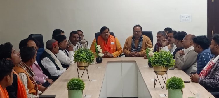 बक्सर में मिथलेश तिवारी का प्रवास, कार्यकर्ताओं संग बैठक में विकास पर जोर