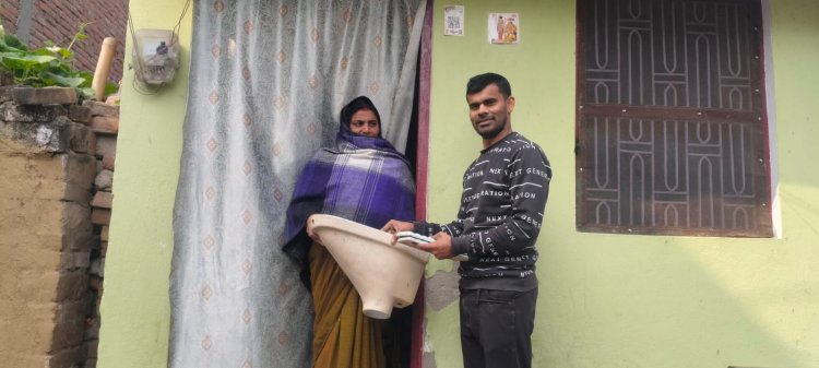 डुमरांव को ओडीएफ बनाने की मुहिम तेजः ब्रांड एम्बेसडर अजय राय ने जरूरतमंद परिवार को शौचालय सीट सौंप दी सौगात