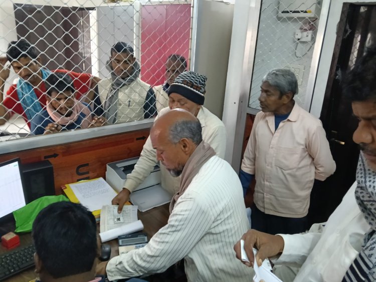 चौसा में पहली बार होल्डिंग टैक्स की दस्तक, दफ्तर में उमड़ी भीड़ से व्यवस्था लड़खड़ाई