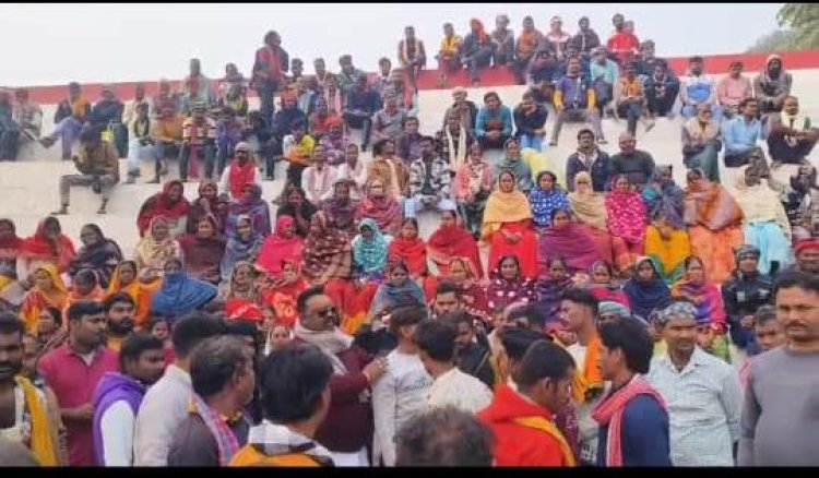 बक्सर नप के सफाई कर्मियों की अनिश्चितकालीन हड़ताल से शहर बेहाल