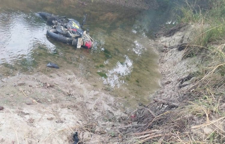 सड़क के गड्ढे ने ली दो जिंदगियां, प्रशासनिक लापरवाही पर उठे सवाल