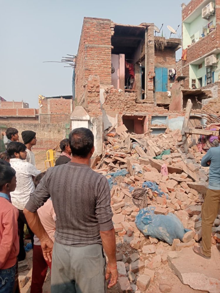 बक्सर में नाला निर्माण के दौरान तीन मकान जमींदोज, चार मवेशियों की मौत, प्रशासन पर उठे गंभीर सवाल