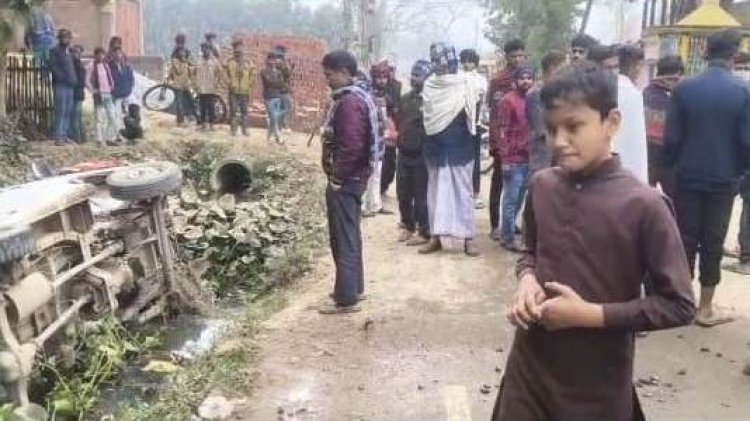 स्कूल वैन पलटी, ग्रामीणों की तत्परता से टला बड़ा हादसा