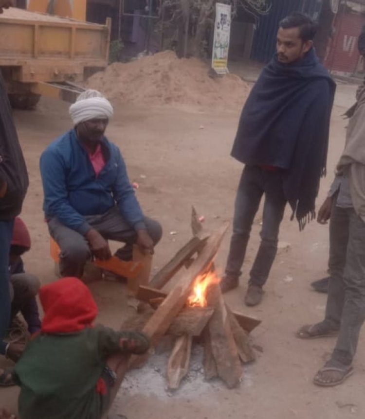 चौसा नगर पंचायत में ठंड से राहत के लिए पांच स्थानों पर कराई गई अलाव की व्यवस्था