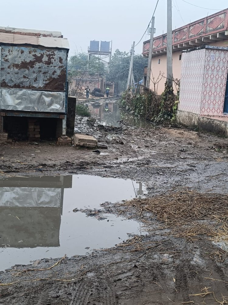 ईशापुर-पलिया मार्ग पर जल-जमाव से सड़क की स्थिति नारकीय, आमजन बेहाल