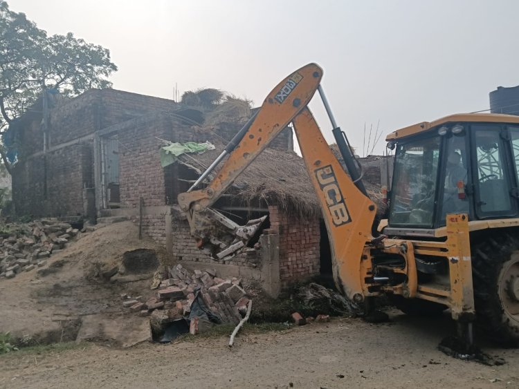 न्यायालय के हुक्म से अतिक्रमणमुक्त हुआ सिकरौल का सार्वजनिक पोखरा, चला बुलडोजर