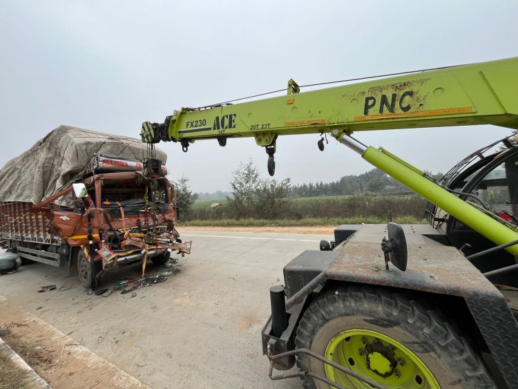 कोहरे में पटना-बक्सर फोरलेन बना हादसों का हॉटस्पॉट, डीसीएम-ट्रेलर भिड़ंत, जिंदगी और मौत से जूझ रहा चालक