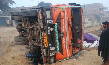 चौसा ओवरब्रिज बना ‘हादसों का हॉटस्पॉट’ :गड्ढों में फंसी मैदा लदी टेलर पलटी, हजारों का नुकसान