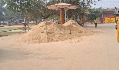 छठिया पोखरा घाट के किनारे बालू की बिक्री किये जाने से आम लोगों को हो रही परेशानी