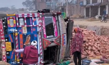 निर्माण एजेंसी की लापरवाही बन रही जानलेवा, चौसा ओवरब्रिज के पास एक हफ्ते में तीसरा ट्रक हादसे का शिकार