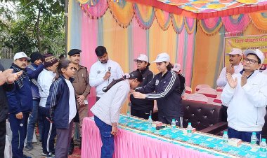 सड़क पर दौड़ी सुरक्षा की सीख, बक्सर में मिनी मैराथन बना जागरूकता का मंच