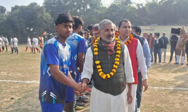 सिमरी और इटाढ़ी की टीम जीत दर्ज कर फाइनल खेलने का रास्ता बनाया।