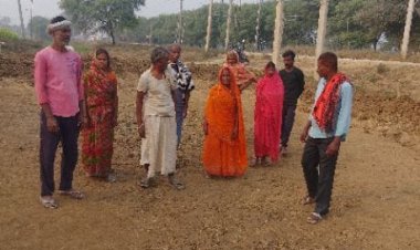 रामपुर में मनरेगा से संचालित योजना में चयनित  एक महिला की उपस्थिति के बदले चार महिलाओं की उपस्थिति की गई दर्ज