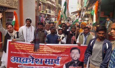 स्टेशन रोड के मरम्मत की सुस्ती पर फूटा गुस्सा, समाजवादी विचार मंच ने निकाला आक्रोश मार्च