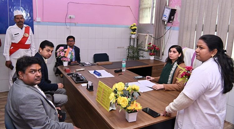 डीएम के औचक निरीक्षण से हिली डुमरांव अस्पताल की व्यवस्था, बंद शौचालय से लेकर लेट-लतीफी तक उजागर हुई लापरवाही