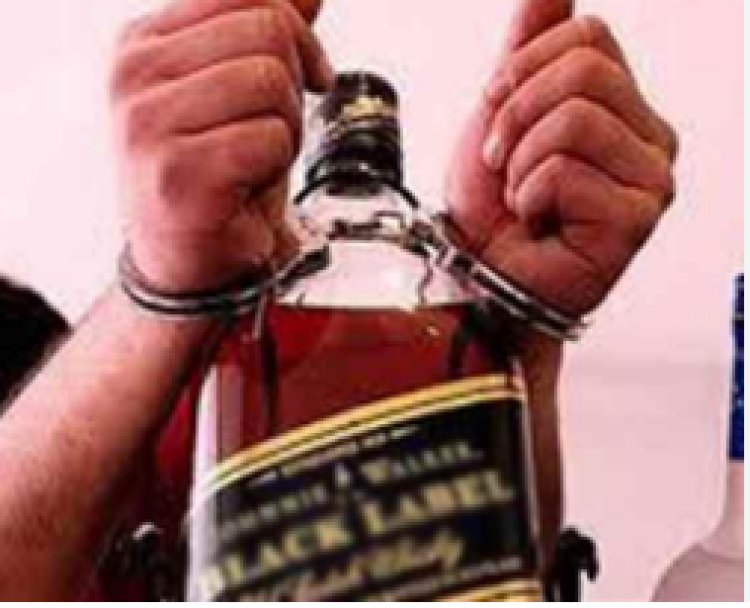 यूपी–बिहार सीमा पर पुलिस की घेराबंदी, 15 लीटर शराब के साथ दो तस्कर दबोचे गए