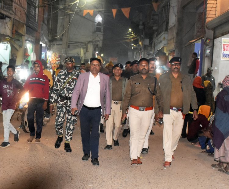 डुमरांव में फ्लैग मार्च से उपद्रवियों में हड़कंप, प्रशासन ने दिया भयमुक्त सरस्वती पूजा का संदेश