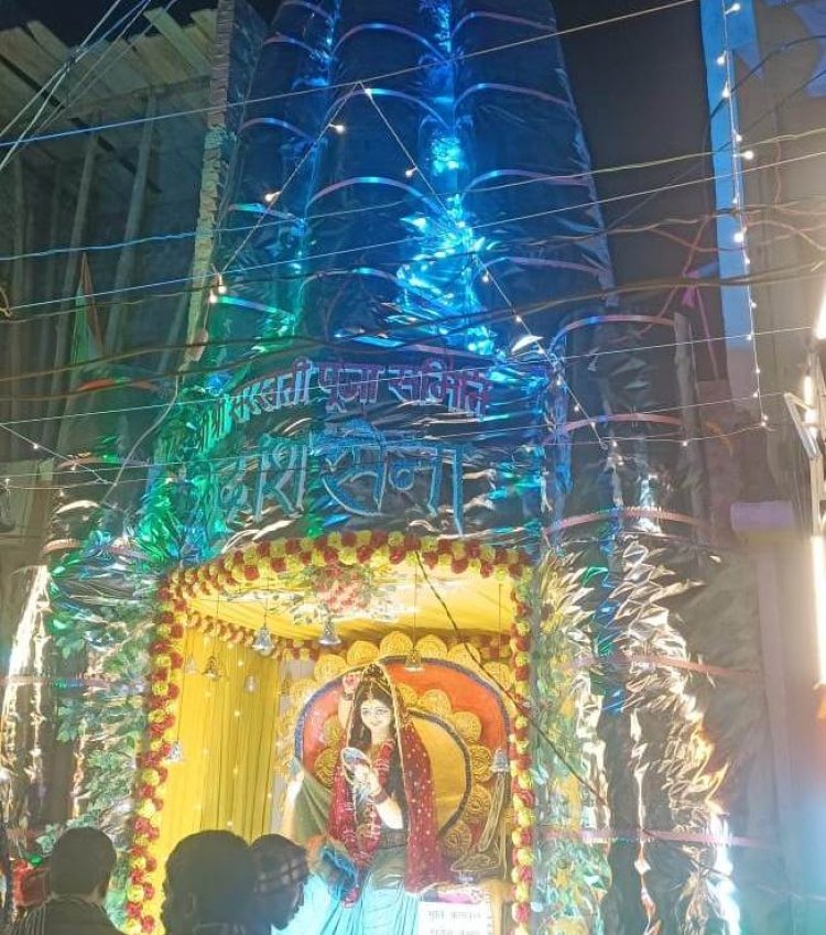 केसठ नया बाजार में बुर्ज खलीफा की तर्ज पर बना मां सरस्वती का पंडाल बना आकर्षण का केंद्र