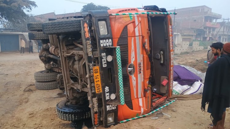 चौसा ओवरब्रिज बना ‘हादसों का हॉटस्पॉट’ :गड्ढों में फंसी मैदा लदी टेलर पलटी, हजारों का नुकसान