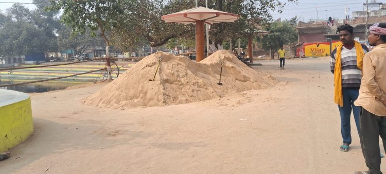 छठिया पोखरा घाट के किनारे बालू की बिक्री किये जाने से आम लोगों को हो रही परेशानी