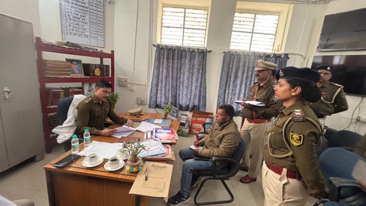 डुमरांव थाना में एसपी का औचक निरीक्षण, 137 लंबित कांड देख भड़के, लापरवाही पर सख्त चेतावनी