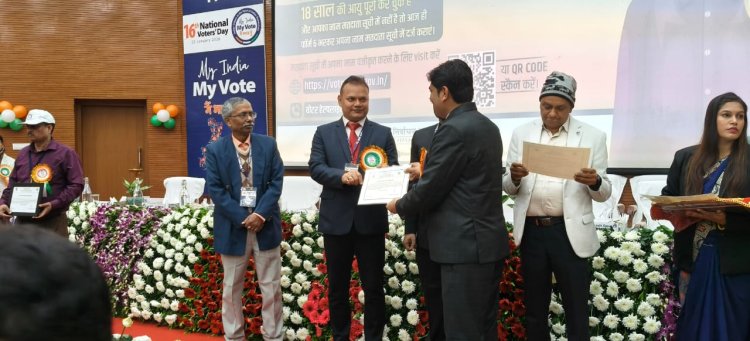 विधानसभा चुनाव में पूरे राज्य में सर्वश्रेष्ठ एईआरओ चुने गए डुमरांव बीडीओ, मिला सम्मान