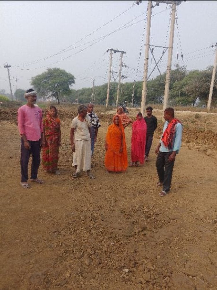 रामपुर में मनरेगा से संचालित योजना में चयनित  एक महिला की उपस्थिति के बदले चार महिलाओं की उपस्थिति की गई दर्ज