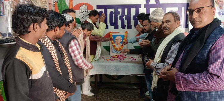 महात्मा गांधी की 79वीं पुण्यतिथि पर बक्सर कांग्रेस ने किया श्रद्धासुमन अर्पित