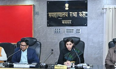 राजस्व मामलों में डीएम का सख्त रुख, लापरवाही पर वेतन स्थगन और स्पष्टीकरण का फरमान