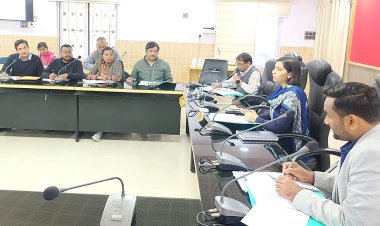 जिलाधिकारी की अध्यक्षता में पर्यटन व नगर निकाय योजनाओं की समीक्षा