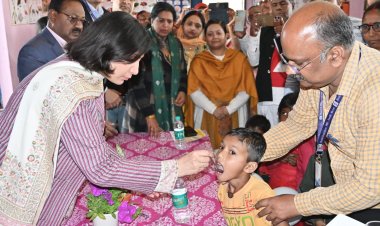 बक्सर में फाइलेरिया उन्मूलन अभियान का आगाज़, डीएम ने बच्चों को दवा खिलाकर किया शुभारंभ